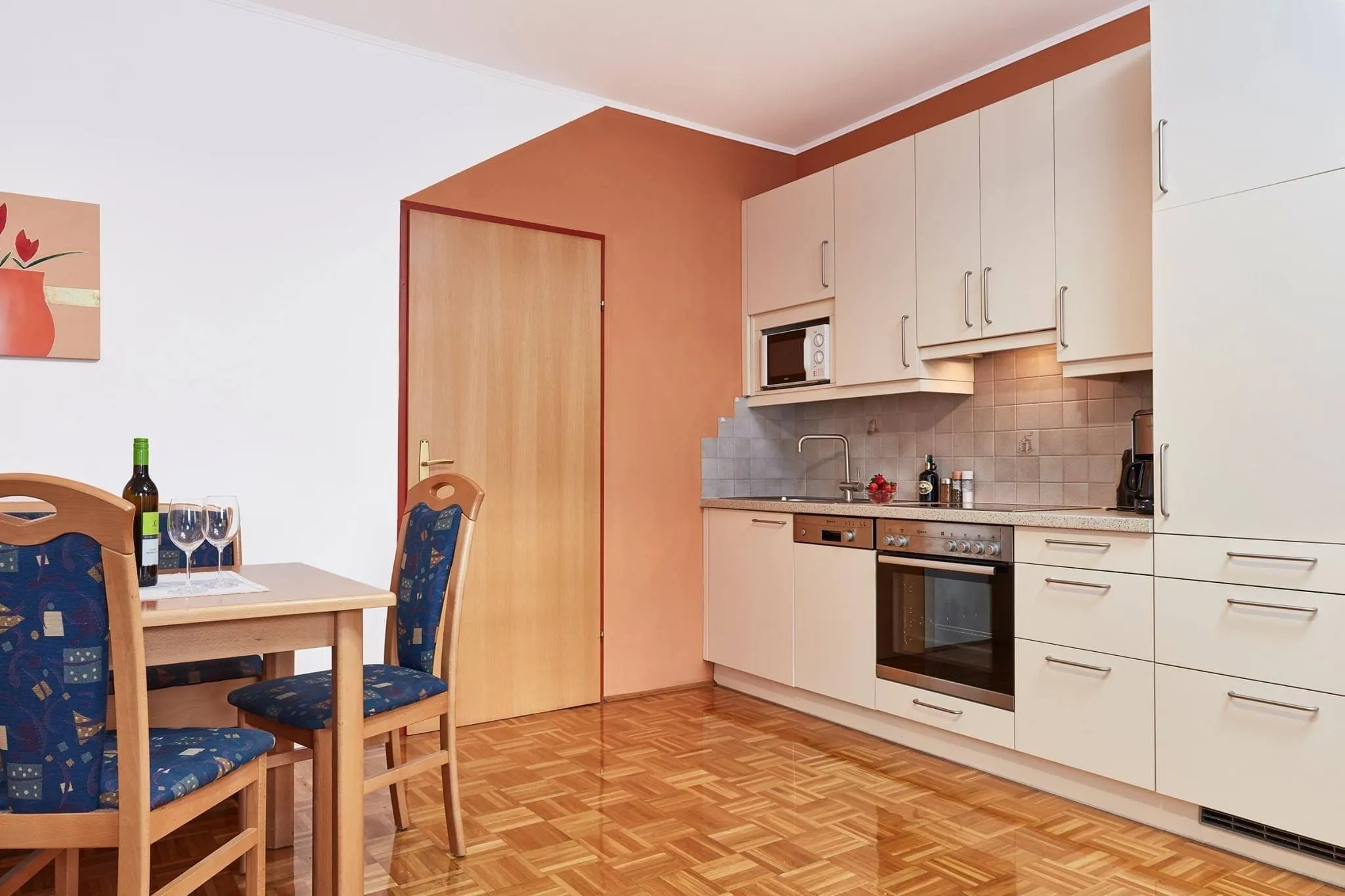 Küche mit Esstisch in der Ferienwohnung Eins