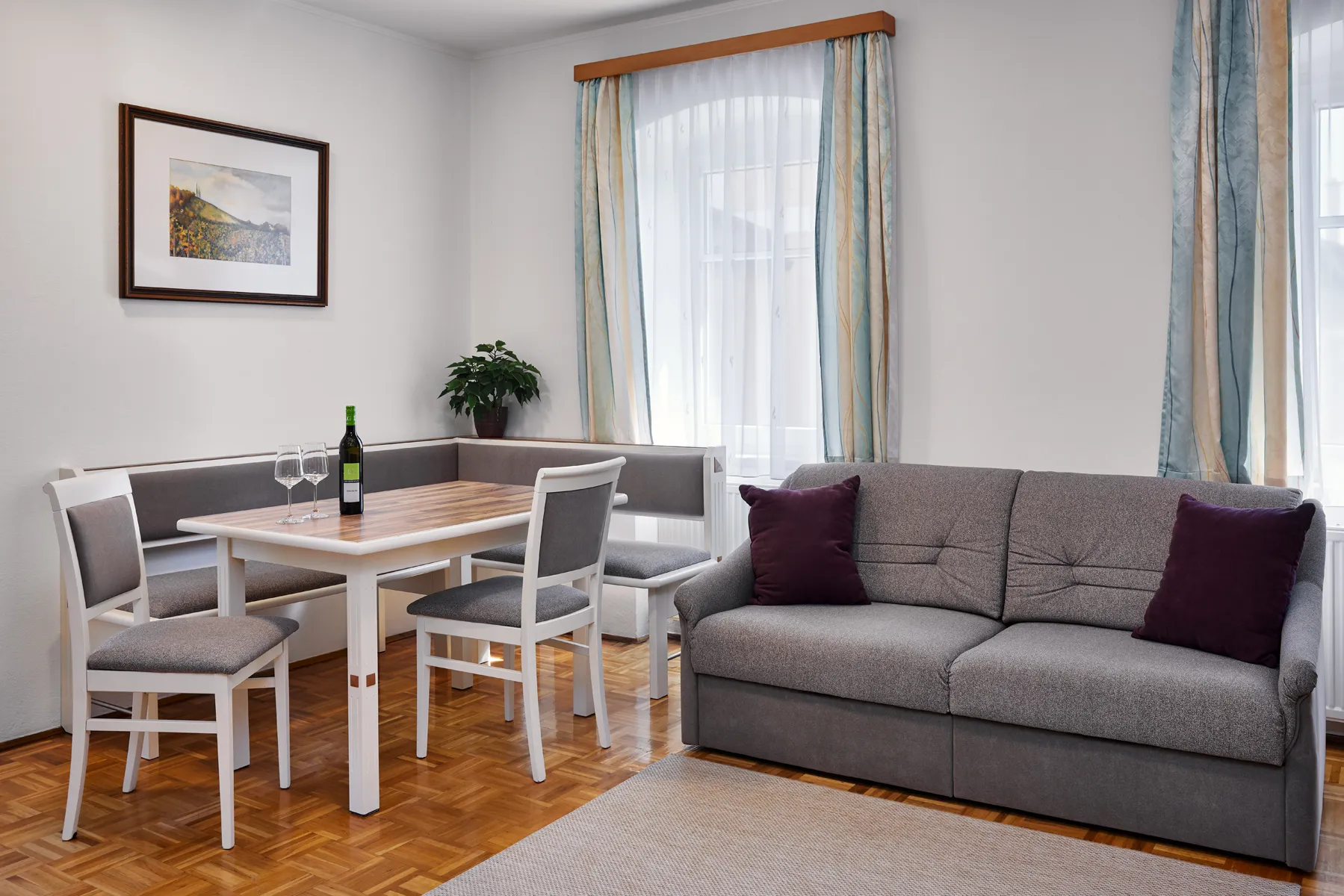 Wohnraum der Ferienwohnung Zwei mit Essecke und Sofa