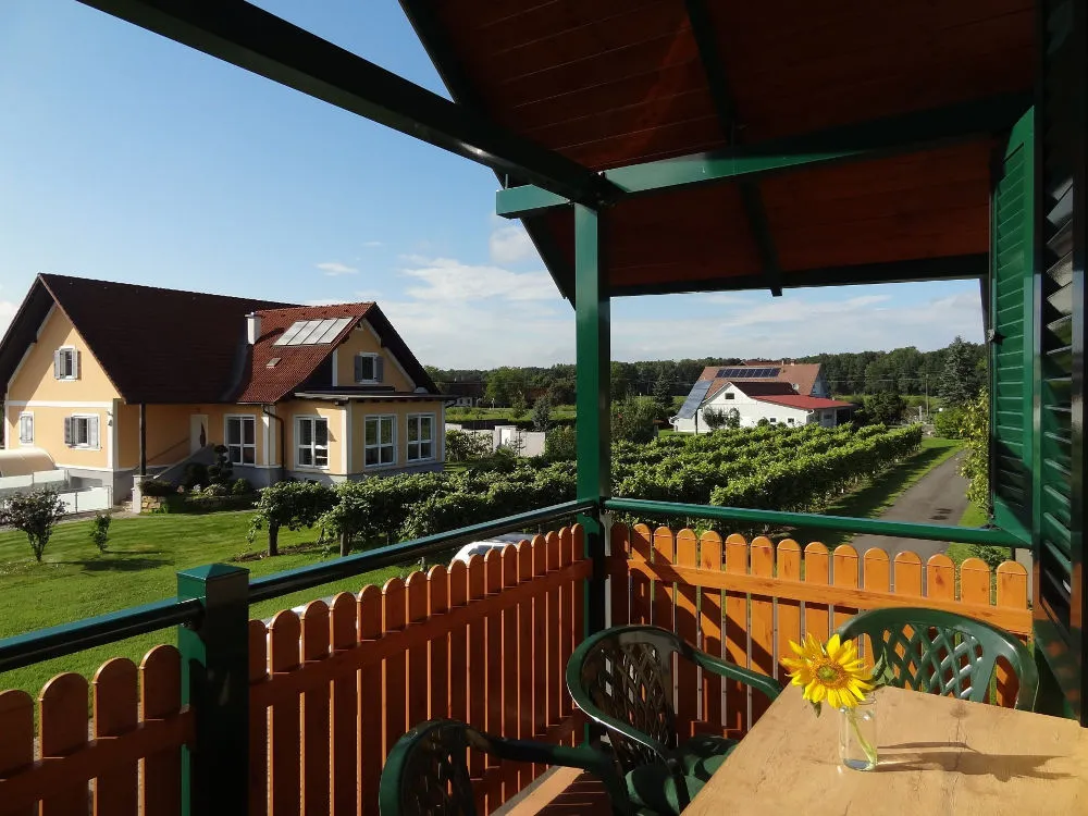 Blick vom Balkon der Ferienwohnung Drei über Garten und Weingärten