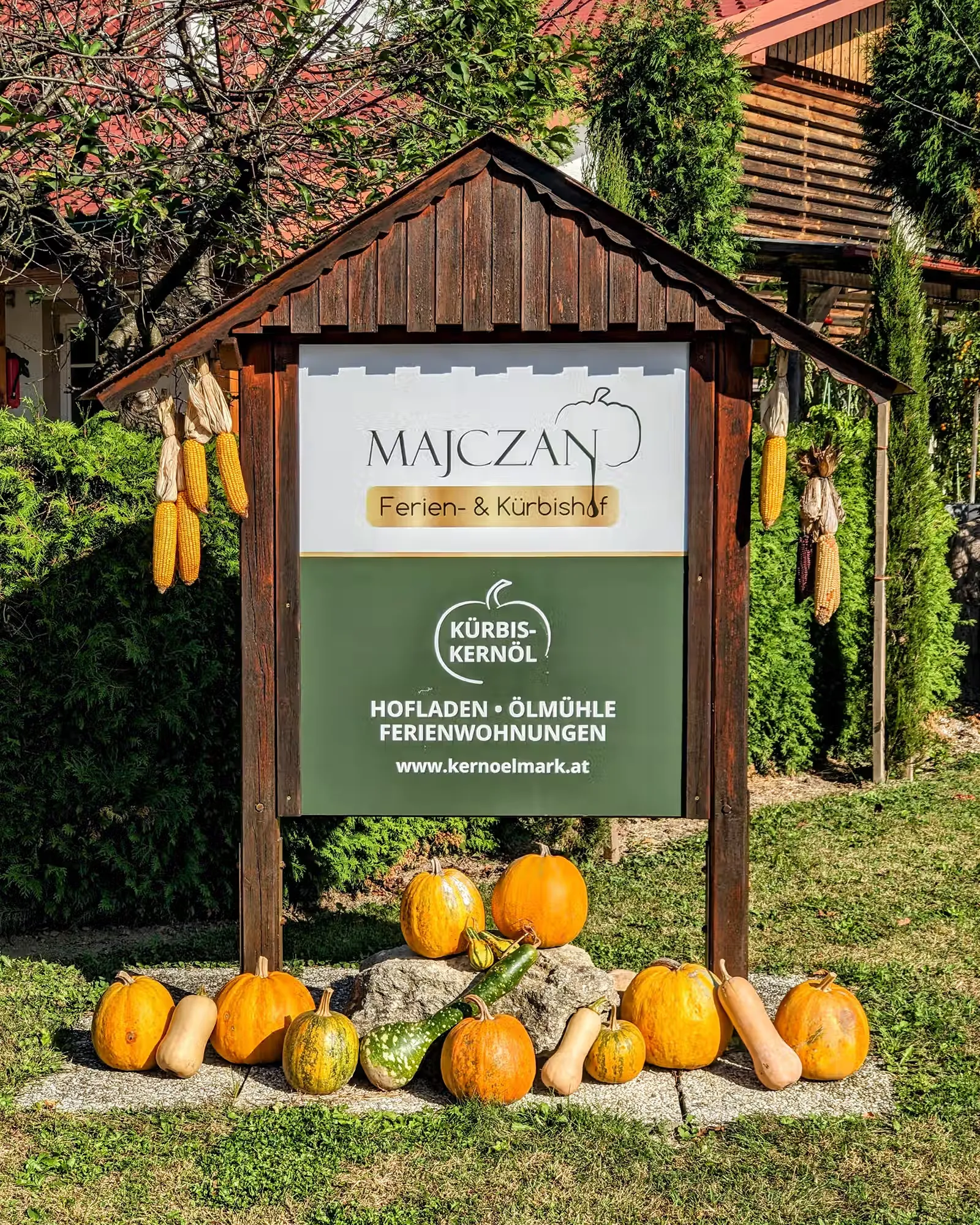 Hofschild mit Kürbissen am Ferien- und Kürbishof Majczan in Sicheldorf bei Bad Radkersburg