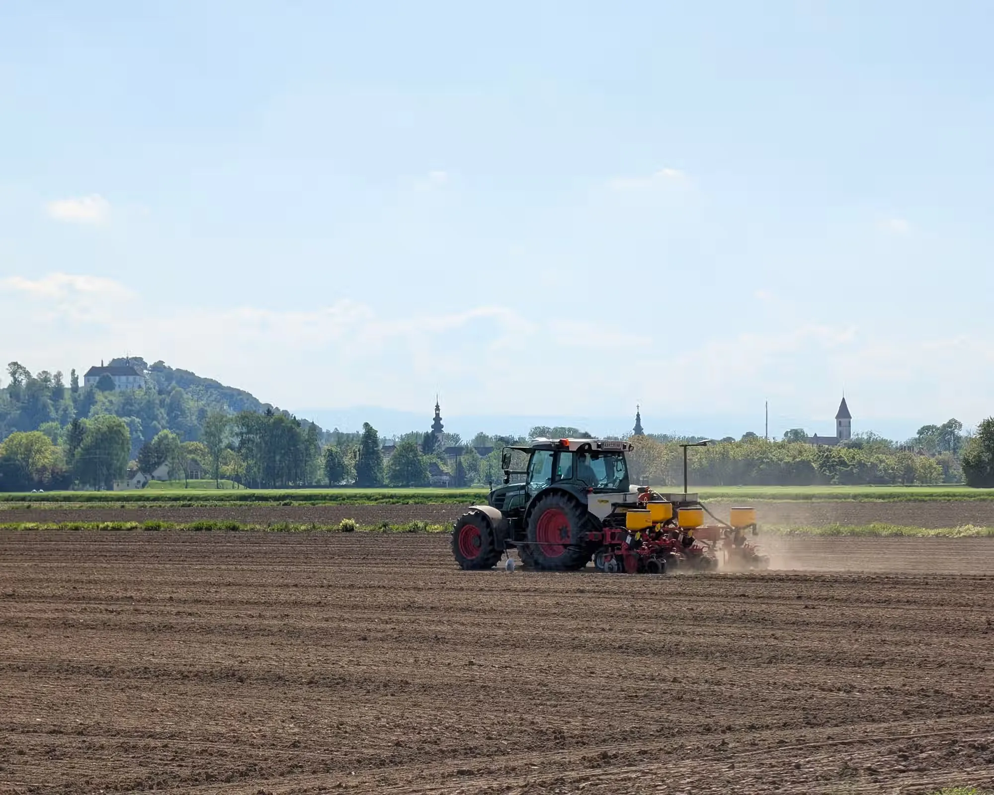 Traktor beim Kürbisanbau auf einem Feld in Bad Radkersburg